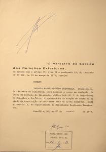 Decreto de 1979 que nomeia Thereza Quintella para assumir a chefia da Divisão de Imigração do Itamaraty. Chama a atenção que a posição de Thereza dentro da progressão na carreira diplomática era o de conselheiro, flexionado no masculino. As demais posições, mesmo alcançadas por diplomatas mulheres, eram flexionadas no gênero masculino (como, por exemplo, secretário, conselheiro e ministro).